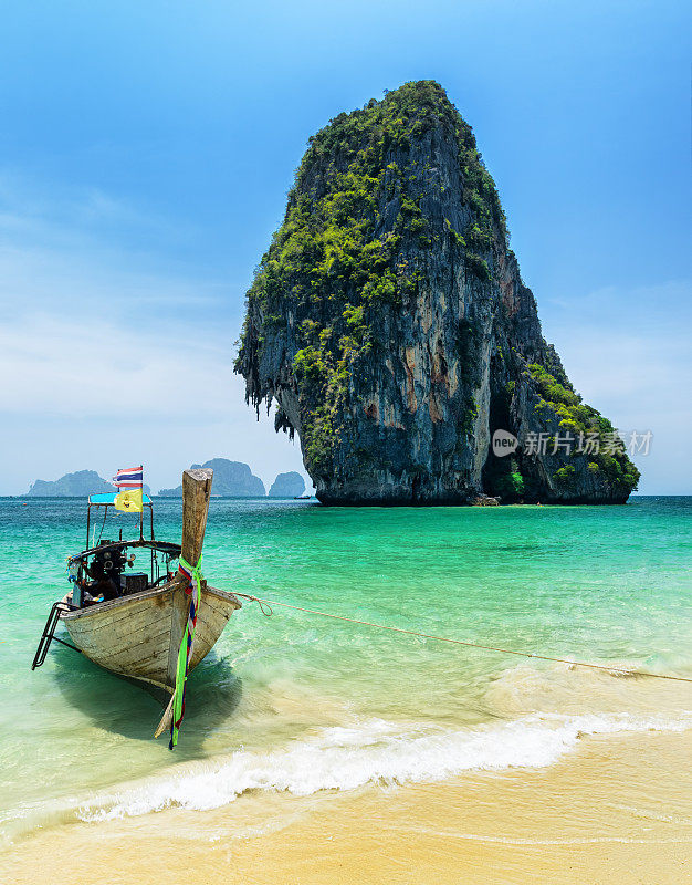 泰国Phra Nang海滩上的船只
